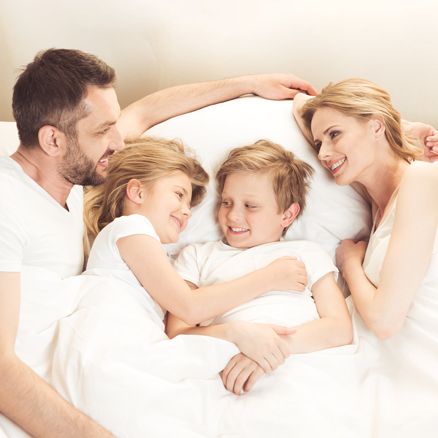 A family of four covered with APSMILE high-grade down comforter warm interaction, soft quilt wrapped to convey comfortable sleep and family warmth