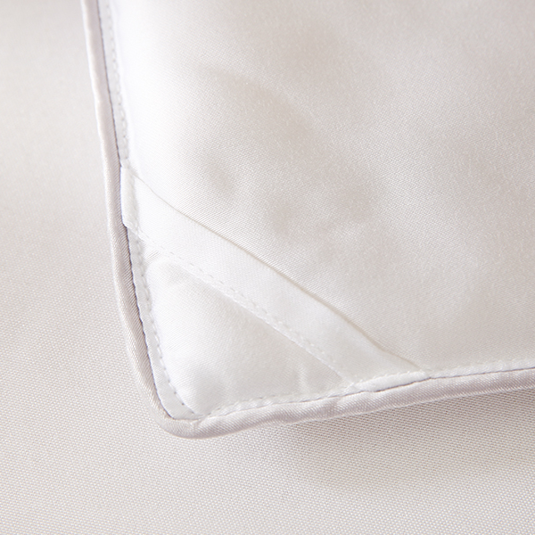 Close-up of the corner of an APSMILE bamboo fiber comforter.