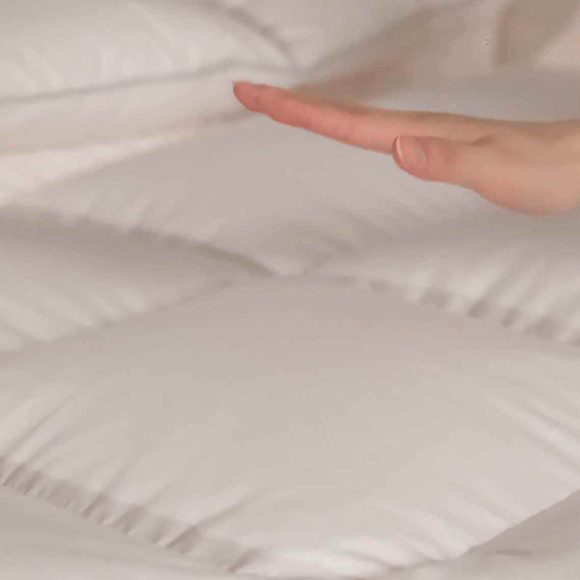 Quick rebound of the duvet when pressed by hand
