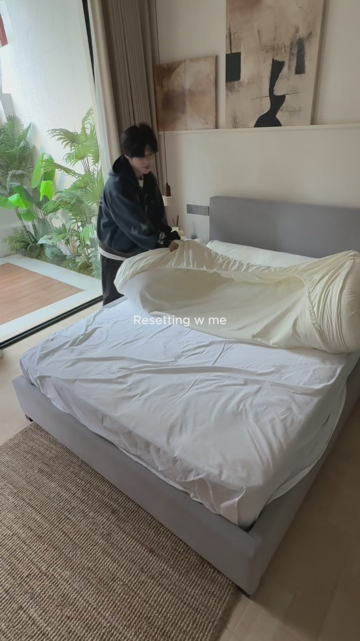 APSMILE PuffyNest bordered bed sheet being placed around a mattre